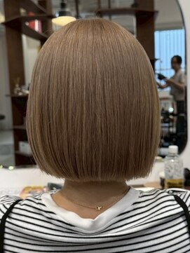 ルイ(ROUIS produced by LUCK 津田沼) ROUIS津田沼 ハイトーン×ぱつっとボブでおしゃれにカバー