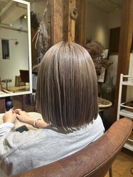 ボタニカ(Botanica) ハイトーンベージュ/切りっぱなしボブ/顔周りレイヤー