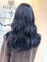ヒビカ(HIBIKA)&nbsp;深みを纏う、ネイビーロングウェーブ