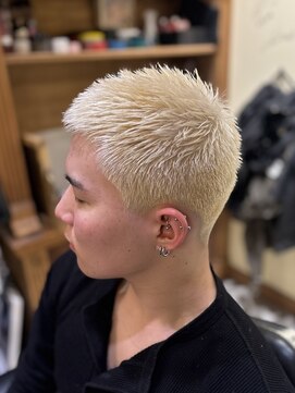 フォーコーナーズ(Four Corners) 金髪ボウズ/バズカット/バズスタイル/坊主