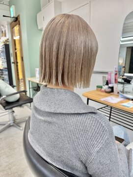 ヒビヲ(HIBIO) 横浜ボブケアブリーチダブルカラータッセルボブ切りっぱなしボブ
