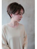 パールベージュと上品フォルム〈秋の大人ショートスタイル〉
