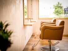 ハサミとコーヒーの雰囲気（落ち着いた空間で、お悩みを解消させていただきます。）