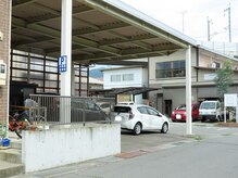 Bar Ber Bea【バーバーベア】の雰囲気(駐車場Pは店舗隣の屋根下の空いているスペースご利用ください)
