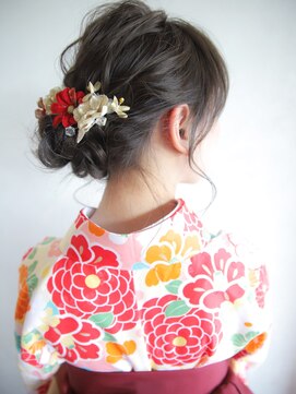 エマエコル(Emma ecole) Emma ecole 大人可愛い 低めシニヨン 卒業式ヘアセット by.高橋