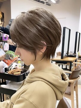 ミィ 浦和(mee) 【mee.】福島賢太　カーキグレージュ　束感エアリーショート