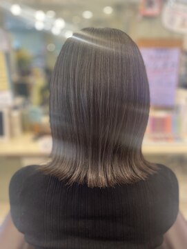 エメールヘア(aimere hair) マット系艶々切りっぱなし外ハネボブ