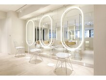 オモチャ 銀座(OMOCHA)の雰囲気（《光に包まれた、洗練されたセット空間》）