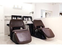 ピエタス ヘアーアンドスパ(PIETAS Hair&Spa)の雰囲気（フルフラットのシャンプー台で癒しのシャンプータイムを。）