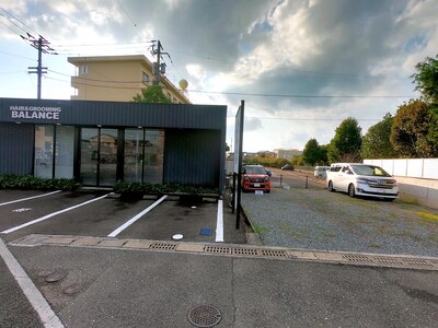 【駐車場完備】お店の前、隣の空き地合計6台駐車可能です☆