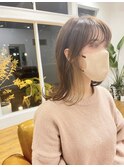 外ハネミディアム。グレージュ。イヤリングカラー。