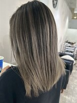 イリ 梅田(ili) ハイライトカラーミルクティーベージュレイヤーカット