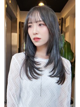 ユニ(Uni)の写真/圧倒的な似合わせ技術！骨格を補正するこだわりの顔周りレイヤーで、360度どこから見ても美しいシルエット