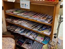 美容室パレットの雰囲気（雑誌も揃えております。気になるものがあればお声がけください◎）