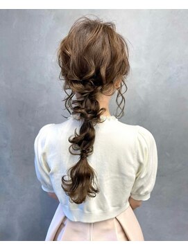 アイユー(ii+U) 編みおろしスタイル　ヘアセット　ロングヘア　ローポニーテール