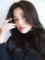 シー 岡崎(,SHE) ふんわりカールで大人な雰囲気のミディアムスタイル