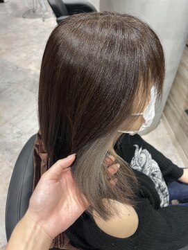 リーオオサカ(Lee Osaka) 白髪ぼかし×インナーカラー/kana