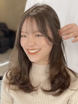 ティア(Tia.) （レイヤーカット/韓国ヘア/前髪/縮毛矯正/小顔/髪質改善）