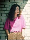 カーリーヘアが魅力的なミディアムヘア