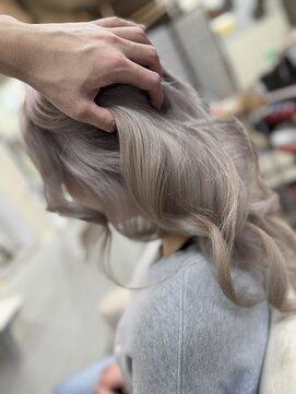 ロジーリリーヘアーズ(Rosy Lily hair's) ホワイトカラー