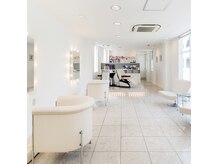サロン ド コワフュールシェ トモ(salon de coiffure chez tomo)の雰囲気（白を基調とした心地よい空間）