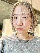 インカント バイ ハンズ incanto by hands&nbsp;ホワイトグレージュ×センターパートボブ