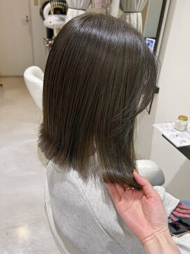 オリーブグレージュ