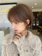 《大人っぽさを演出するショートスタイル》