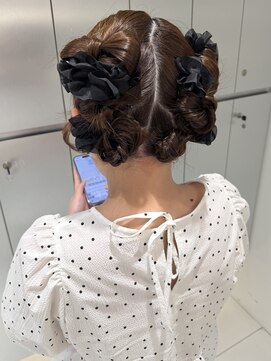 アールプラス 新宿(ar+) 【新宿駅/新宿三丁目/ヘアセット/ツインシニヨン/お呼ばれヘア】