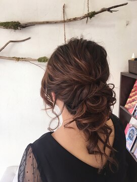 ヘアセットサロンエッジ(Edge) 背中の空いたお洋服も大丈夫!!おくれ毛だらけのルーズシニヨン