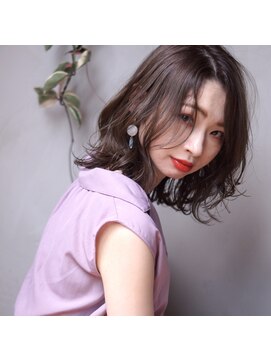 アトリエ フェム(atelier.fem) [atelier.fem]抜け感ミディアムパーマ×ツヤ感モーブグレー