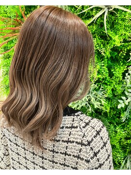 シダ(sida) ブリーチ履歴を活かしたグラデーションカラー