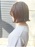 ラフに前髪を分けた大人ボブスタイル