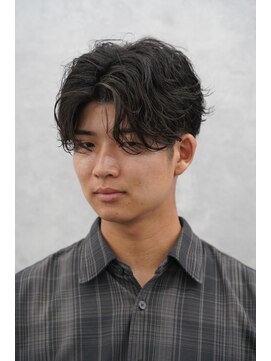 クロムトウキョウ ザ バーバー ネオン 新宿店(CHROM TOKYO the Barber ne/on) フェザーパーマ×センターパート