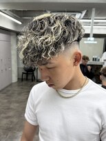 ニコ トウキョウ ロジック(nico TOKYO Logic)&nbsp;スペインカールホワイトメッシュフェードメンズ髪型短髪