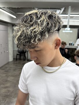 ニコ トウキョウ ロジック(nico TOKYO Logic) スペインカールホワイトメッシュフェードメンズ髪型短髪