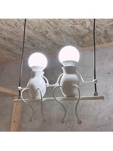 【オープン1年未満の美空間】木の温もりと柔らかな照明。こだわりを感じるクリーンな店内！