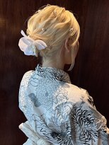 ニディ(Nide)&nbsp;エフェクトブリーチ｜ブロンド｜ヘアアレンジ｜ふわふわアレンジ