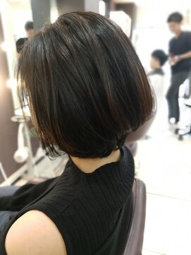 フラッグ ヘアー 天神西通り店(Flag HAIR) 丸みショートボブ黒髪前下がり