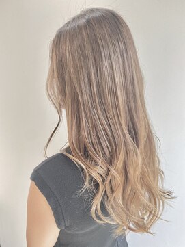 イリ 梅田(ili) ベージュフレンチバレイヤージュ