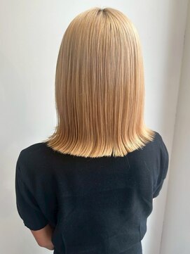 ベルフェミンキルン(Belle femin kilun) 切りっぱなし ブリーチ 20代 ハイトーンカラー 顔周りカット