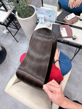 シシ 新宿(She 2.) 美髪矯正/髪質改善/うるツヤ/透明感カラー/新宿美容室/垢抜け