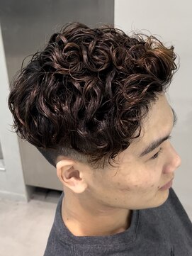 フィフス 天神大名(fifth) スペインカールフェードメンズカットツーブロック刈り上げ波巻き