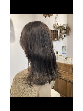 レイリー(LAiLy) くびれ　可愛い　ワンカール　透明感グレージュ