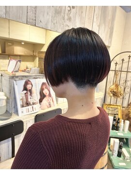 インス(ensue) 刈り上げ女子20代30代40代小顔ハンサムショートハイライトピンク