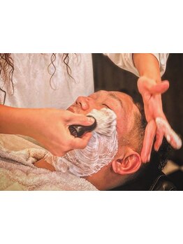 シェービングは、昨日の疲れを吹き飛ばし、新しい1日を力強く始める最高の儀式。