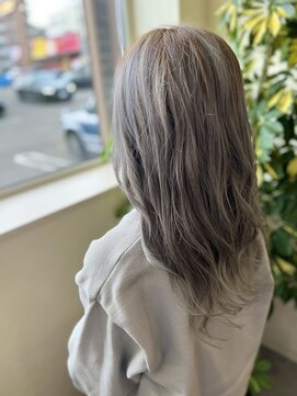 【essence】ハイライト×グレージュカラー