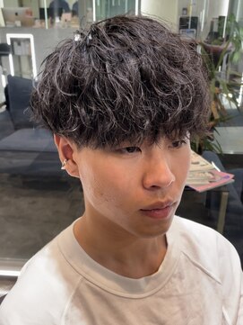 マグ カーネ バイ フィフス(Mag KANE by fifth) ゆるめ波巻きスパイラルパーマシャドウパーマメンズマッシュ