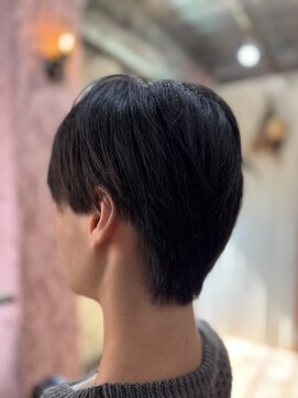 ロッソバイアルター 鎌取(ROSSO by aL-ter) ブルーブラック/フェザーパーマ/刈り上センターパート/鎌取/石橋