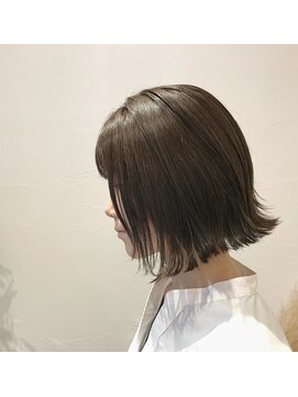 マウロア(MAULOA) “ダブルカラー 小顔ヘア レイヤーボブ 夏ショート”中西英美子